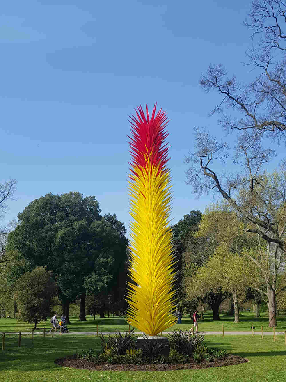 Dale Chihuly, Kew, Scarlet and Yellow Icicle Tower